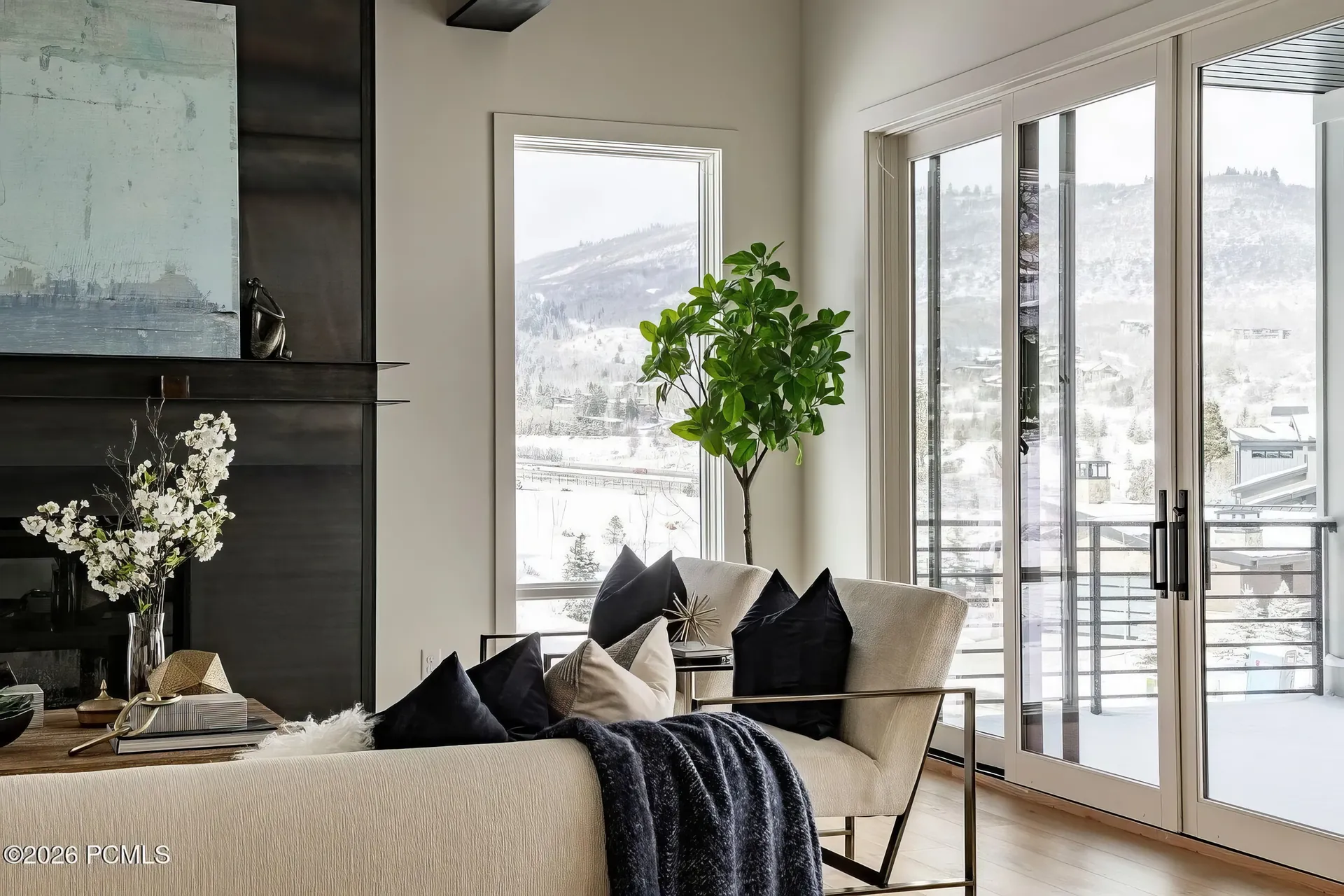 Discovery Ridge window seat framing mountain views
