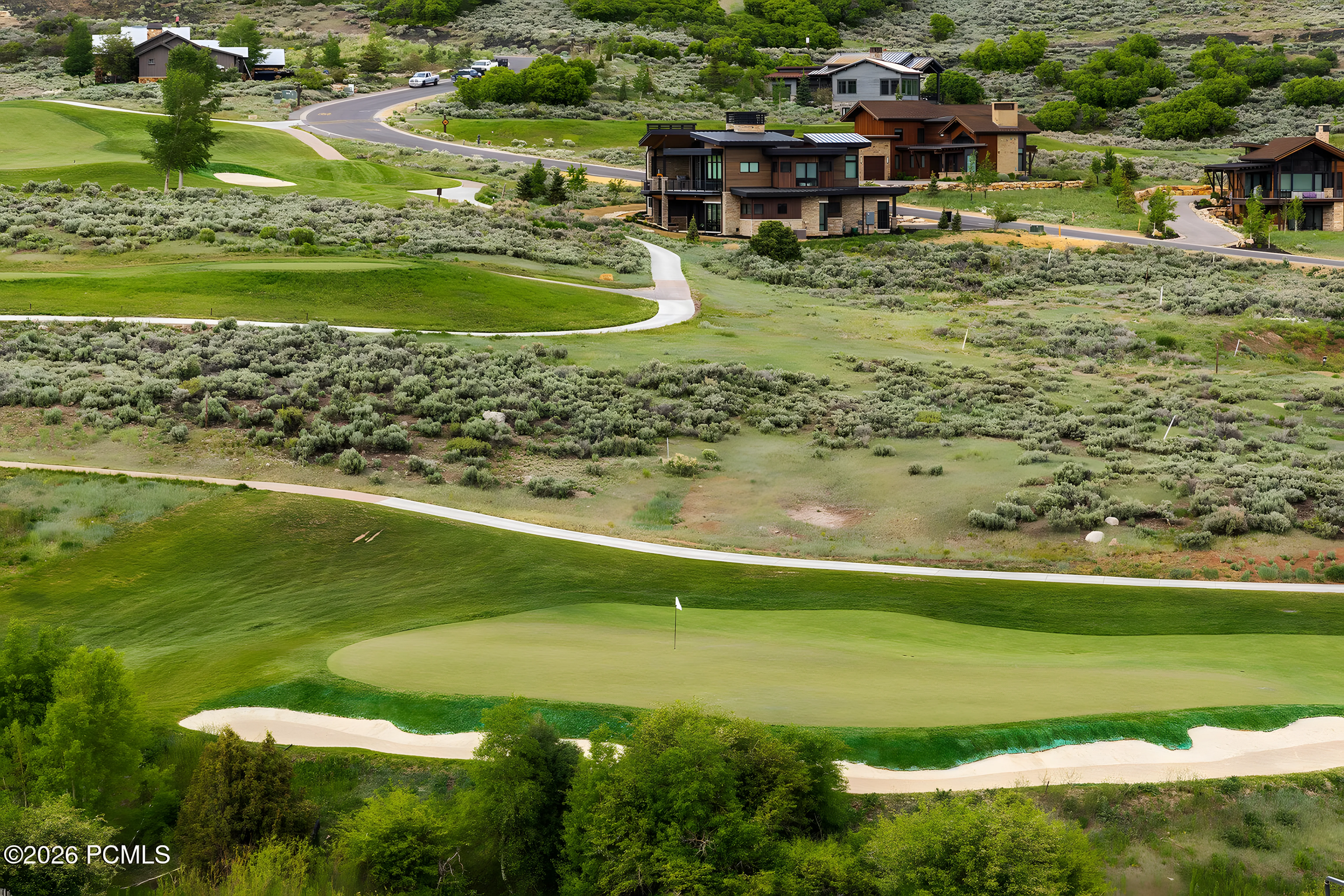 Tuhaye golf hole with bunkers and surrounding homes